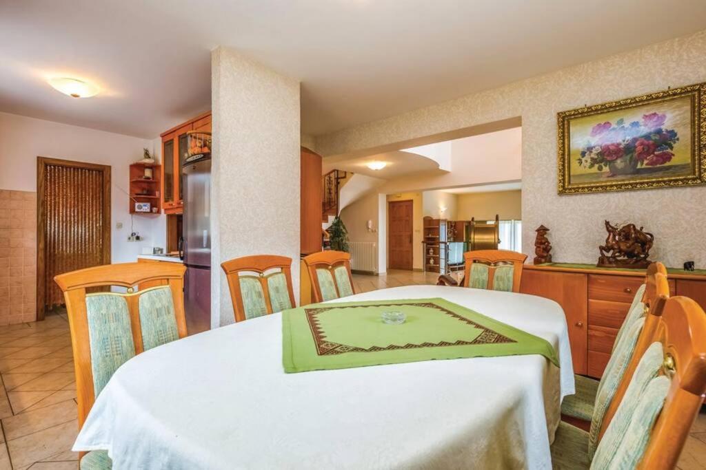 Апартаменты Lux Apartman Leo Кострена Экстерьер фото