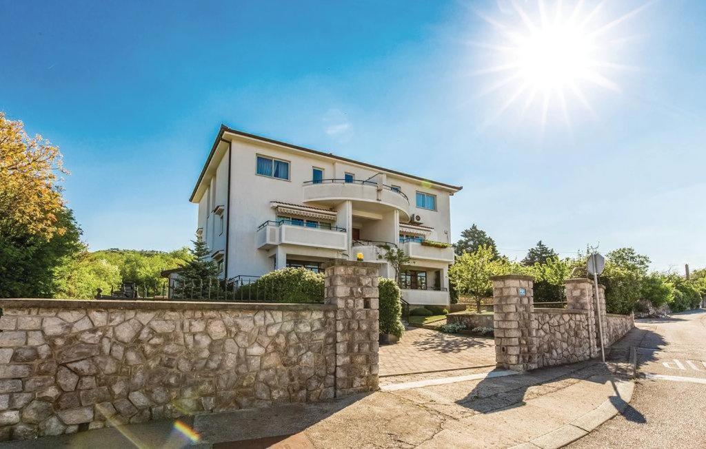 Апартаменты Lux Apartman Leo Кострена Экстерьер фото