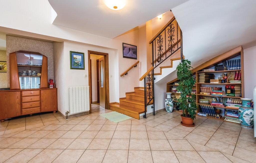Апартаменты Lux Apartman Leo Кострена Экстерьер фото